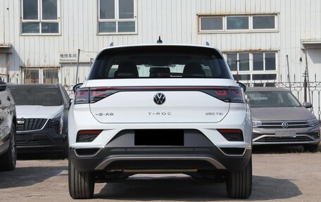 Volkswagen T-Roc I, 2023 год, 2 392 000 рублей, 5 фотография