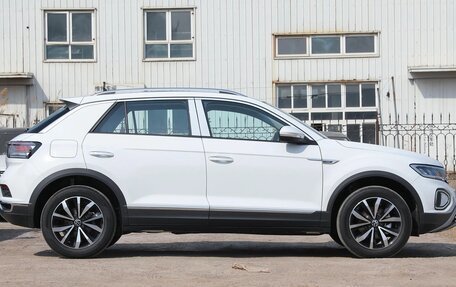 Volkswagen T-Roc I, 2023 год, 2 392 000 рублей, 8 фотография