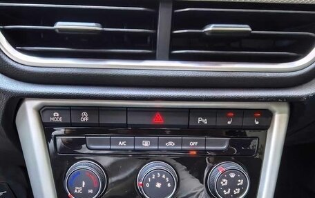 Volkswagen T-Roc I, 2023 год, 2 392 000 рублей, 17 фотография