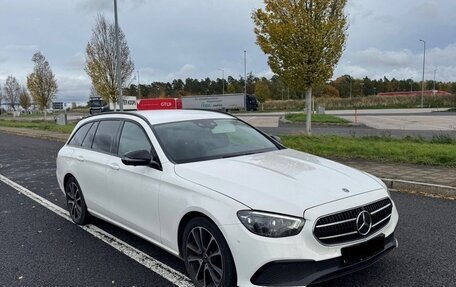 Mercedes-Benz E-Класс, 2020 год, 3 550 000 рублей, 4 фотография