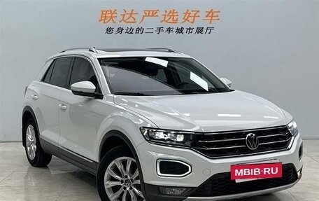 Volkswagen T-Roc I, 2022 год, 1 990 000 рублей, 2 фотография