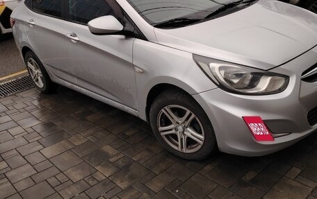 Hyundai Solaris II рестайлинг, 2011 год, 870 000 рублей, 2 фотография