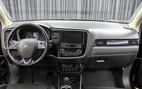 Mitsubishi Outlander III рестайлинг 3, 2018 год, 2 098 000 рублей, 13 фотография