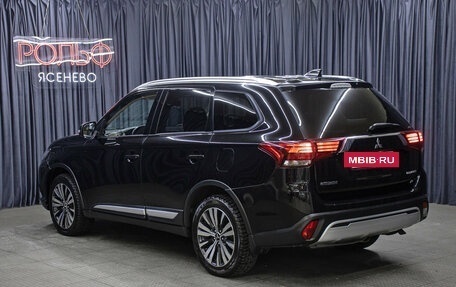 Mitsubishi Outlander III рестайлинг 3, 2018 год, 2 098 000 рублей, 7 фотография