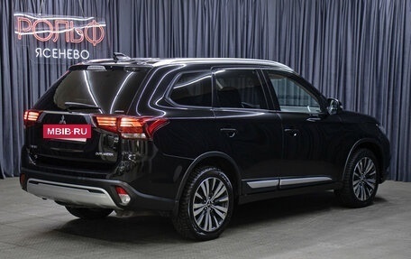 Mitsubishi Outlander III рестайлинг 3, 2018 год, 2 098 000 рублей, 5 фотография