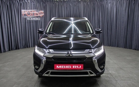 Mitsubishi Outlander III рестайлинг 3, 2018 год, 2 098 000 рублей, 2 фотография