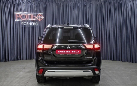 Mitsubishi Outlander III рестайлинг 3, 2018 год, 2 098 000 рублей, 6 фотография