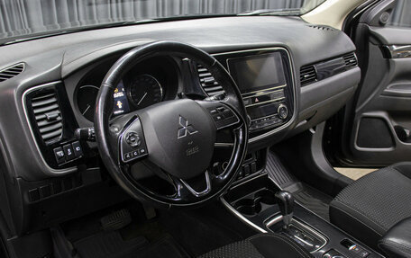 Mitsubishi Outlander III рестайлинг 3, 2018 год, 2 098 000 рублей, 15 фотография