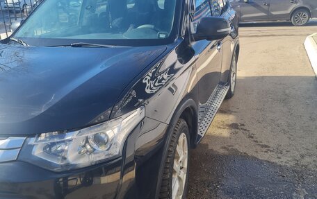 Mitsubishi Outlander III рестайлинг 3, 2014 год, 1 850 000 рублей, 2 фотография