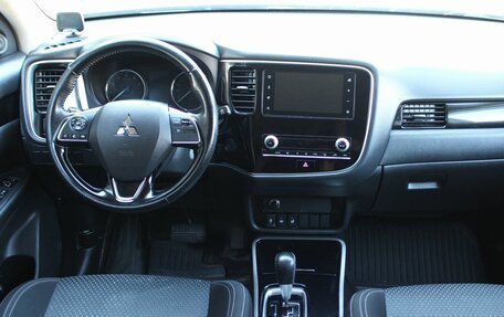 Mitsubishi Outlander III рестайлинг 3, 2021 год, 2 359 000 рублей, 11 фотография