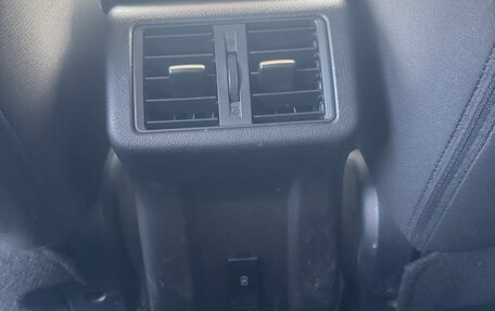 Mitsubishi Outlander III рестайлинг 3, 2020 год, 2 600 000 рублей, 6 фотография