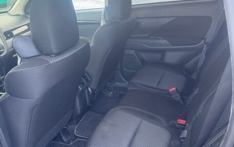 Mitsubishi Outlander III рестайлинг 3, 2020 год, 2 600 000 рублей, 5 фотография