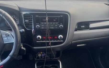 Mitsubishi Outlander III рестайлинг 3, 2020 год, 2 600 000 рублей, 9 фотография