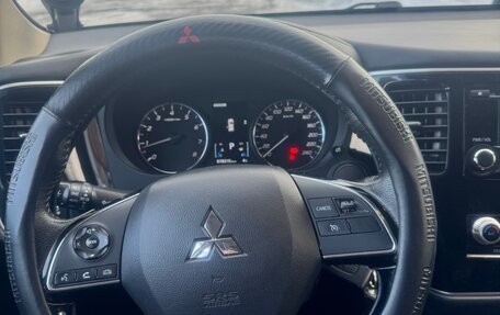 Mitsubishi Outlander III рестайлинг 3, 2020 год, 2 600 000 рублей, 8 фотография