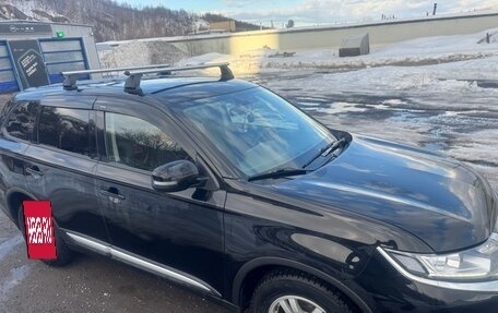 Mitsubishi Outlander III рестайлинг 3, 2020 год, 2 600 000 рублей, 4 фотография