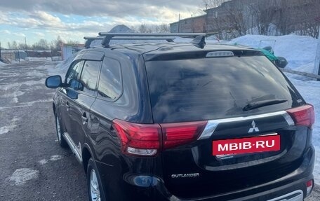 Mitsubishi Outlander III рестайлинг 3, 2020 год, 2 600 000 рублей, 16 фотография