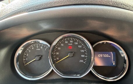 Renault Logan II, 2017 год, 850 000 рублей, 4 фотография