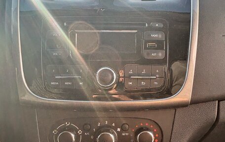 Renault Logan II, 2017 год, 850 000 рублей, 11 фотография