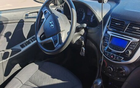 Hyundai Solaris II рестайлинг, 2013 год, 1 000 000 рублей, 8 фотография