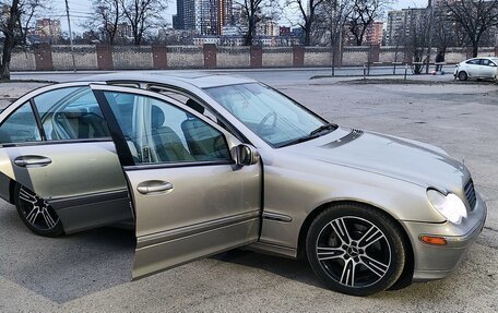 Mercedes-Benz C-Класс, 2004 год, 680 000 рублей, 3 фотография