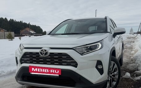Toyota RAV4, 2021 год, 4 200 000 рублей, 3 фотография