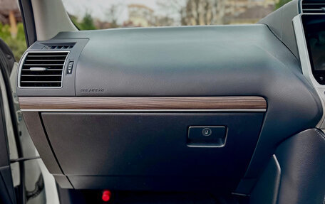 Toyota Land Cruiser Prado 150 рестайлинг 2, 2018 год, 4 800 000 рублей, 13 фотография