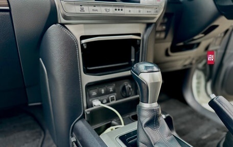 Toyota Land Cruiser Prado 150 рестайлинг 2, 2018 год, 4 800 000 рублей, 14 фотография