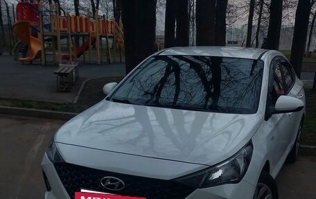 Hyundai Solaris II рестайлинг, 2021 год, 1 650 000 рублей, 2 фотография