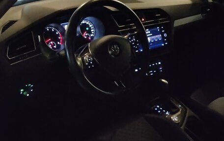 Volkswagen Tiguan II, 2020 год, 2 350 000 рублей, 3 фотография