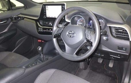 Toyota C-HR I рестайлинг, 2020 год, 2 000 000 рублей, 11 фотография