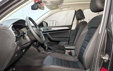 Volkswagen Touran III, 2022 год, 2 430 000 рублей, 10 фотография