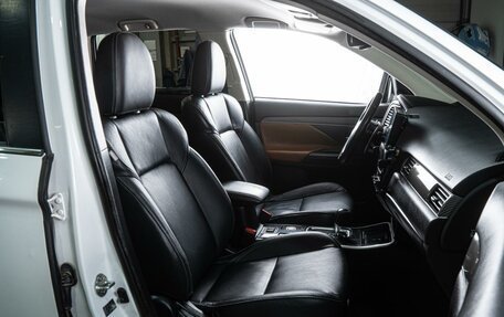 Mitsubishi Outlander III рестайлинг 3, 2019 год, 3 559 000 рублей, 8 фотография