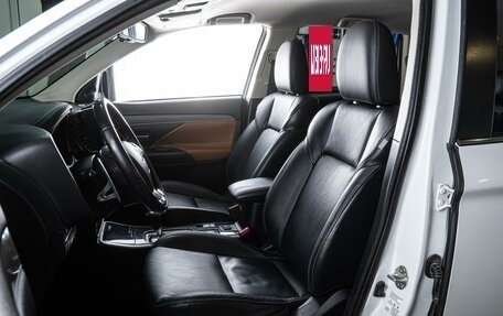 Mitsubishi Outlander III рестайлинг 3, 2019 год, 3 559 000 рублей, 10 фотография