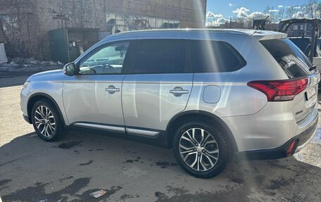 Mitsubishi Outlander III рестайлинг 3, 2015 год, 1 820 000 рублей, 11 фотография