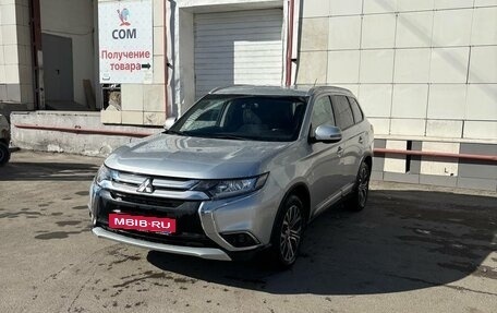 Mitsubishi Outlander III рестайлинг 3, 2015 год, 1 820 000 рублей, 2 фотография