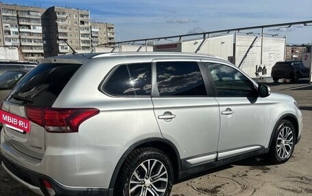 Mitsubishi Outlander III рестайлинг 3, 2015 год, 1 820 000 рублей, 10 фотография