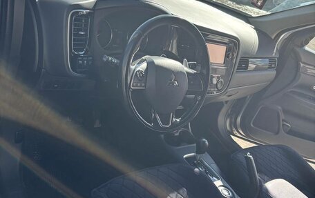 Mitsubishi Outlander III рестайлинг 3, 2015 год, 1 820 000 рублей, 15 фотография