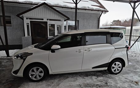 Toyota Sienta II, 2021 год, 1 900 000 рублей, 6 фотография