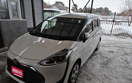 Toyota Sienta II, 2021 год, 1 900 000 рублей, 2 фотография