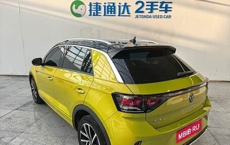 Volkswagen T-Roc I, 2023 год, 1 950 000 рублей, 4 фотография