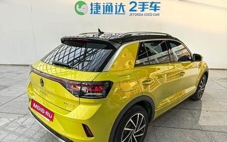 Volkswagen T-Roc I, 2023 год, 1 950 000 рублей, 2 фотография