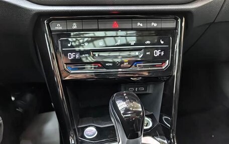 Volkswagen T-Roc I, 2023 год, 1 950 000 рублей, 17 фотография