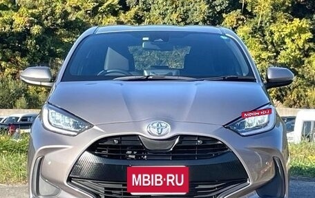 Toyota Yaris, 2022 год, 989 000 рублей, 2 фотография