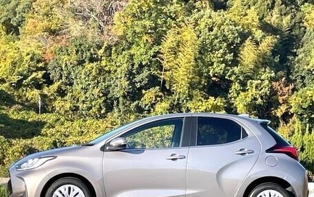 Toyota Yaris, 2022 год, 989 000 рублей, 6 фотография