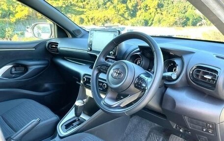 Toyota Yaris, 2022 год, 989 000 рублей, 14 фотография