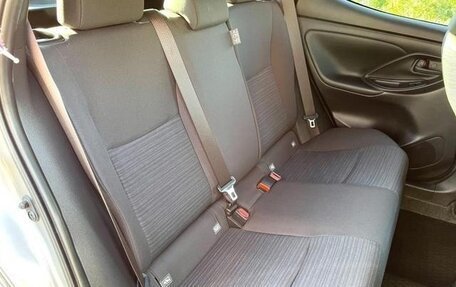 Toyota Yaris, 2022 год, 989 000 рублей, 17 фотография