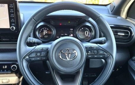 Toyota Yaris, 2022 год, 989 000 рублей, 15 фотография