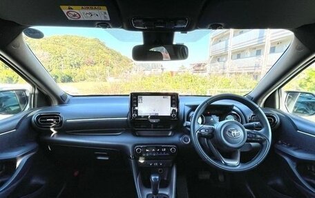 Toyota Yaris, 2022 год, 989 000 рублей, 13 фотография