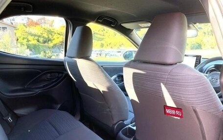 Toyota Yaris, 2022 год, 989 000 рублей, 22 фотография