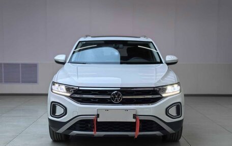 Volkswagen T-Roc I, 2023 год, 2 105 000 рублей, 2 фотография